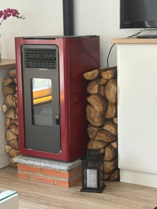 Detalle estufa pellets para el otoño e invierno en Casa Caro