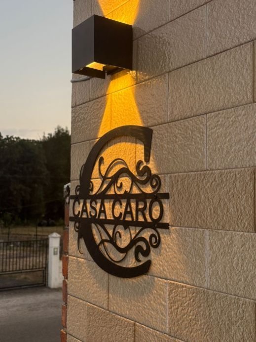 Cartel identificativo de Casa Caro
