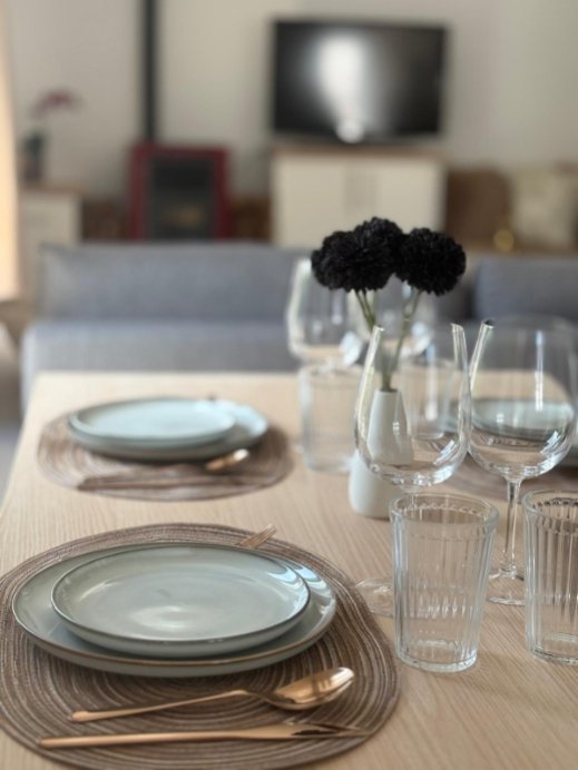 Detalle mesa de comedor en la casa rural Casa Caro