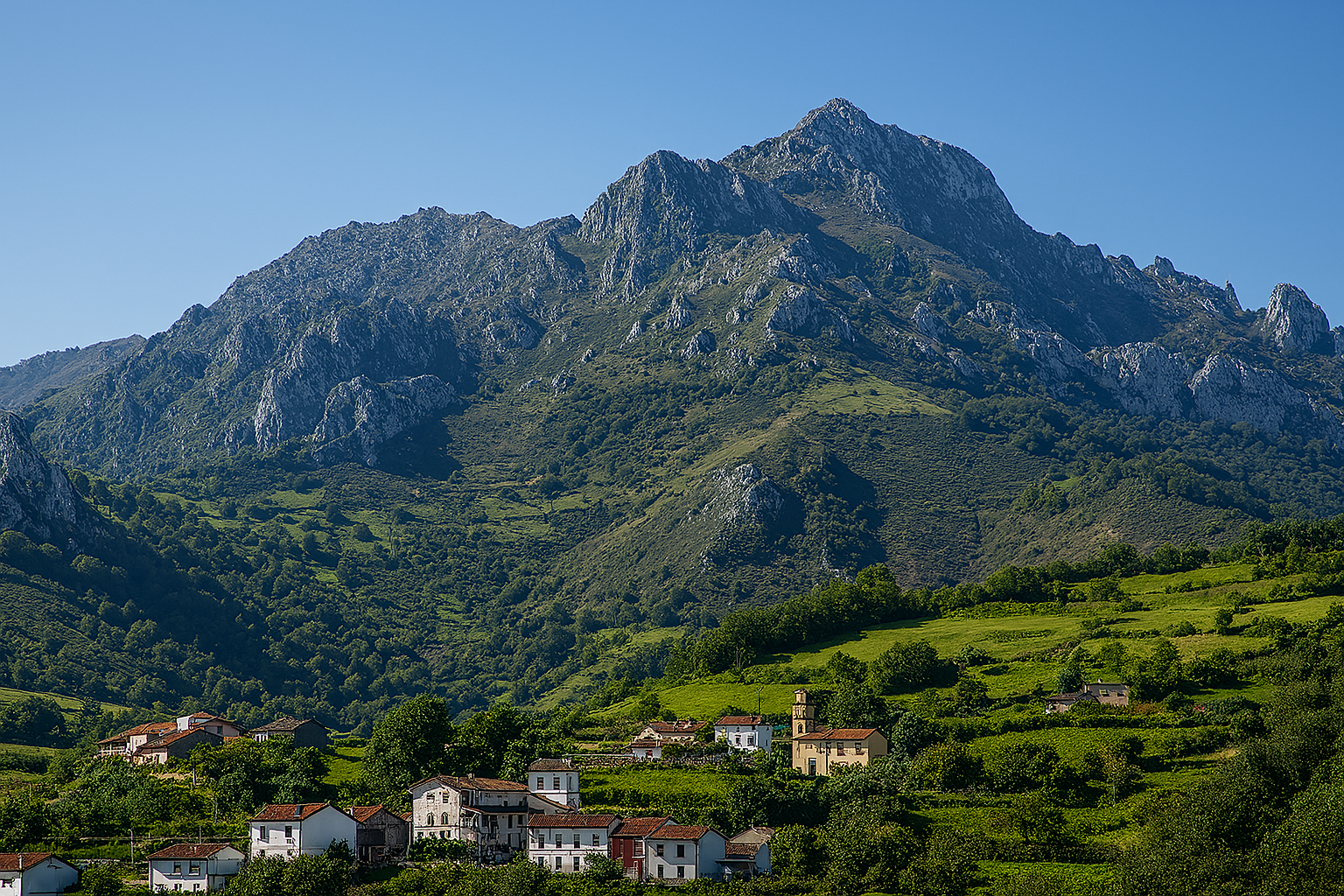 Panorámica de Peña Mea desde Laviana, accesible desde Casa Caro.
